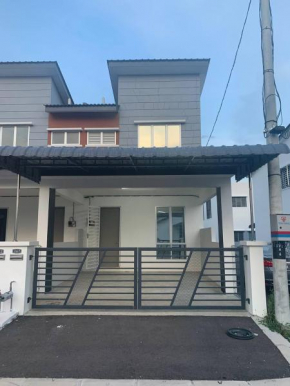 2storey Asraf's Homestay seri iskandar